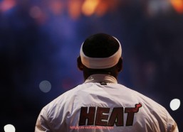 秘饭直播-历届世俱杯门将高光扑救集锦及反应机制解析